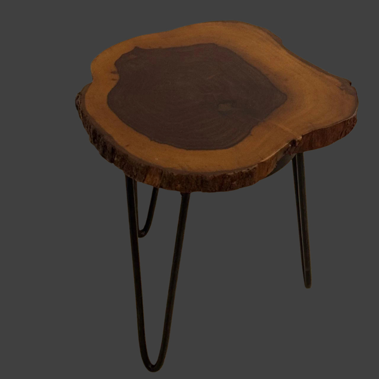 Aaima 14 : Wooden table