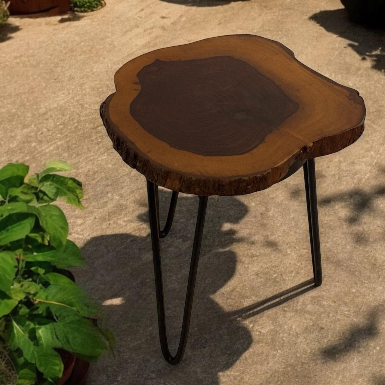 Aaima 14 : Wooden table